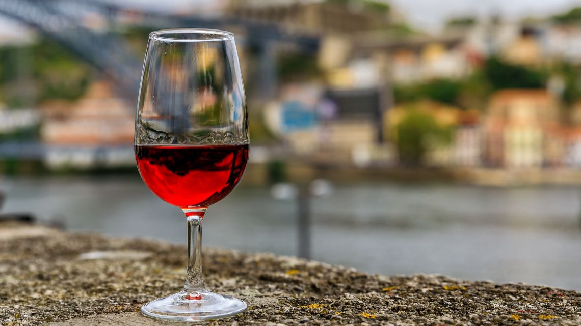 Prova de vinho do Porto numa cave histórica