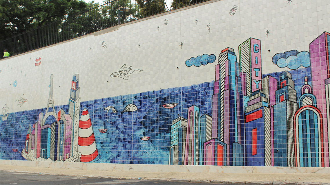 Mural de azulejos por André Saraiva