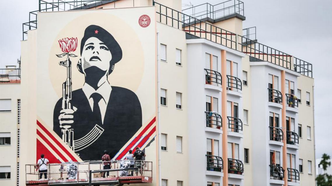Shepard Fairey e a mulher revolucionária
