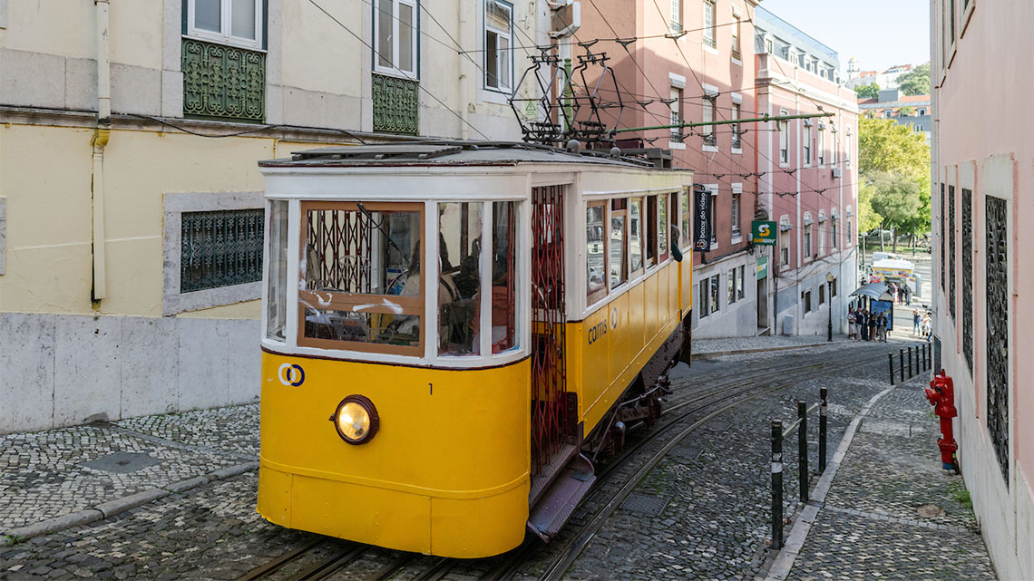 Elevador da Glória (1,2 km, 16 minuti a piedi)