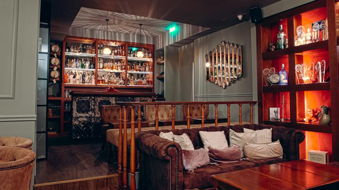 Red Frog - Speakeasy Bar (1 km, 12 minuti a piedi)