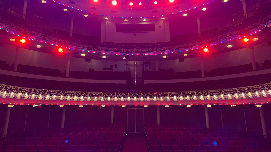 Teatro Politeama (1,7 km, 21 min. a pé)