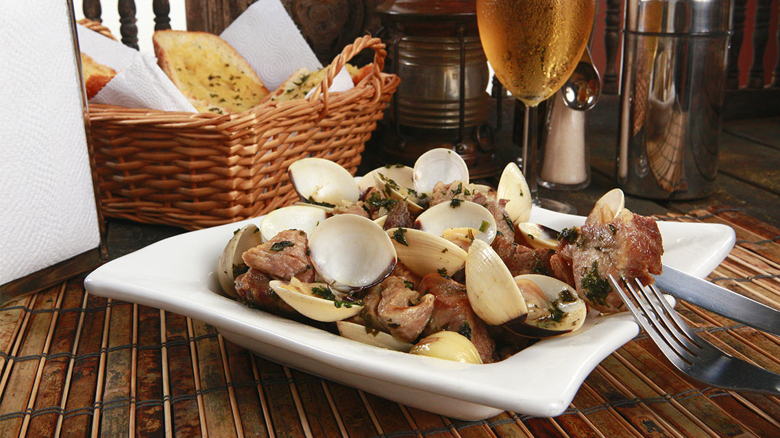 Carne de porco à alentejana