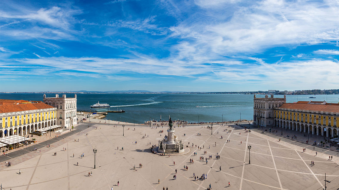 Praça do Comércio, elétrico 15, Belém!