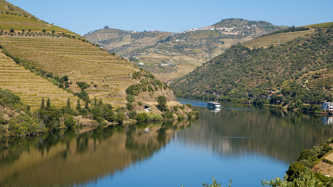 Subir o rio Douro de barco