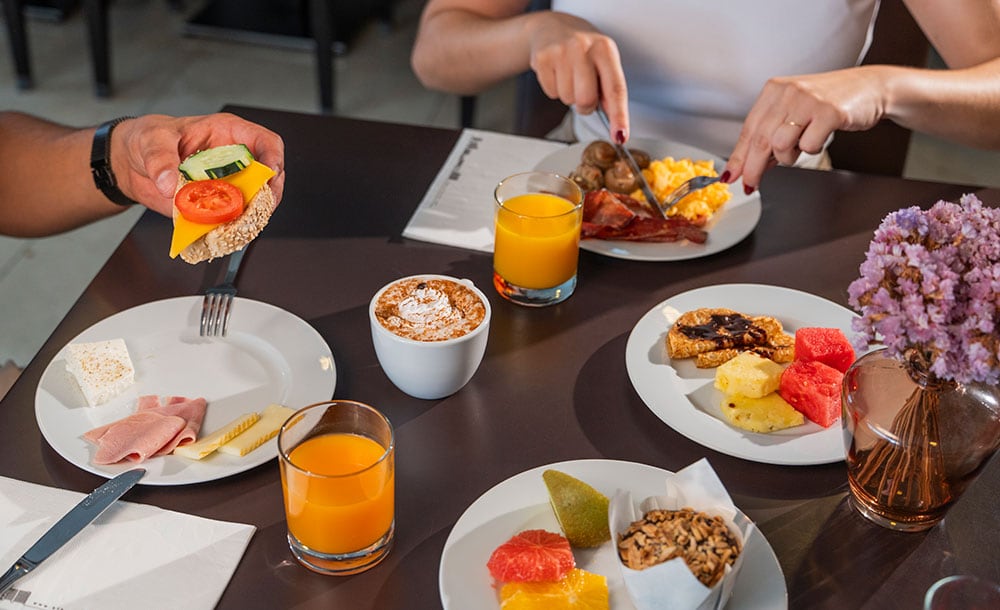 hf-fenix-urban-breakfast-table