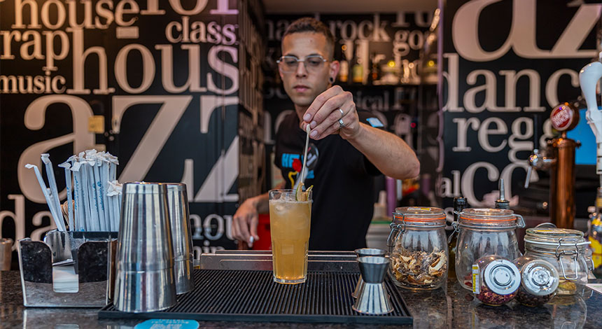 hf-fenix-music-onair-bartender.jpg