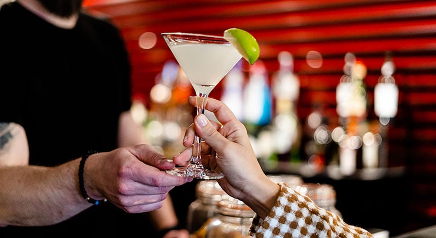 hf-fenix-porto-onterrace-barman-drink.jpg