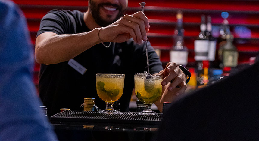 hf-fenix-porto-onterrace-bartender.jpg