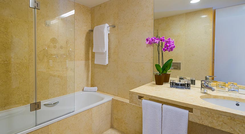 hf-fenix-urban-bathroom.jpg