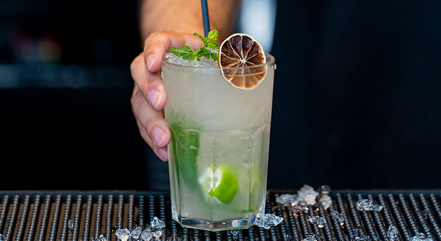 hf-ipanema-park-ontop-bar-drink.jpg