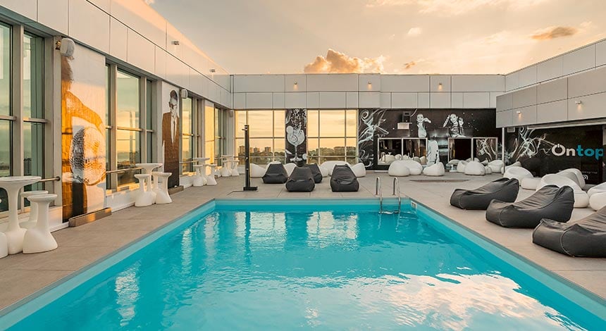hf-ipanema-park-rooftop-dia-piscina.jpg