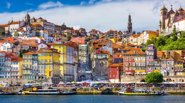 Zona ribeirinha e cruzeiro no rio Douro Zona ribeirinha na cidade do Porto