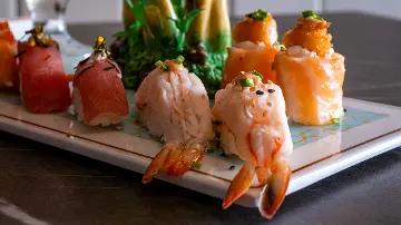 Kyuden Sushi (550 m, 9 min. a pie)